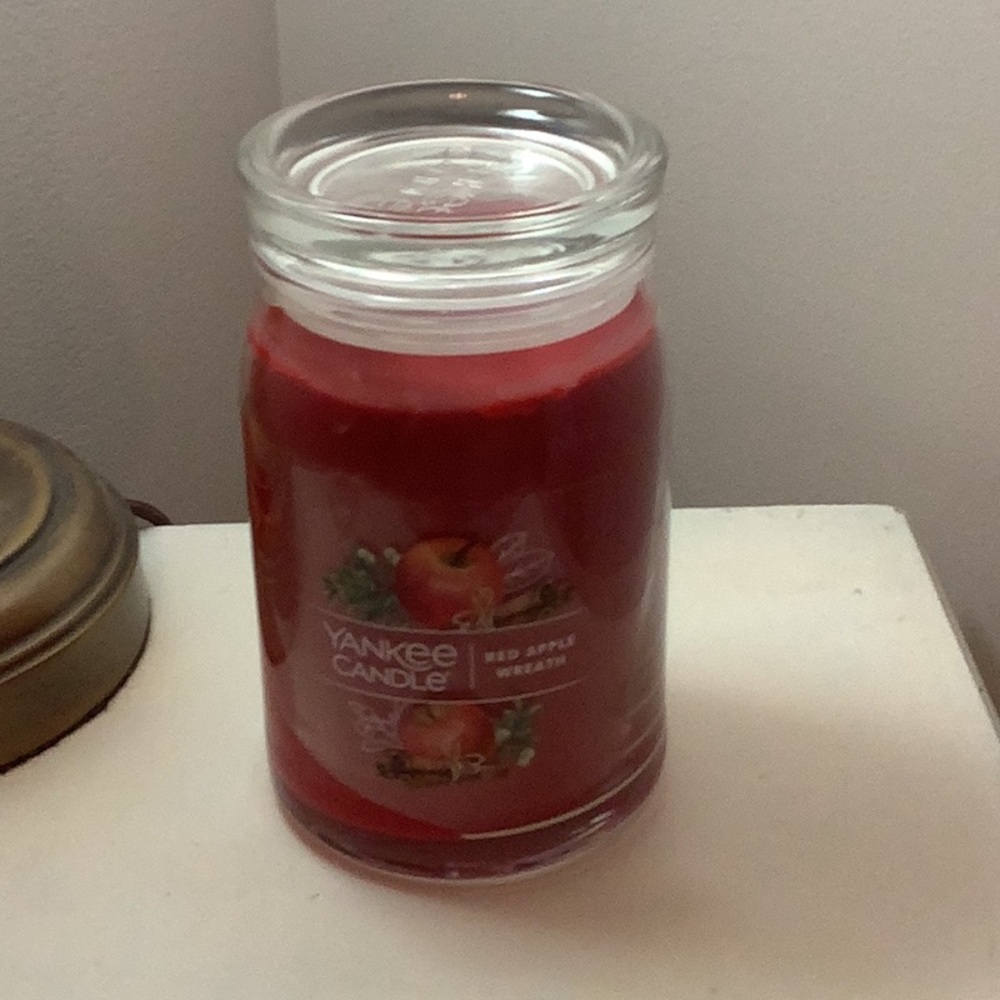 Yankee Candle Red Apple Wreath 2 wick Candle with Glass Lid 20 oz.